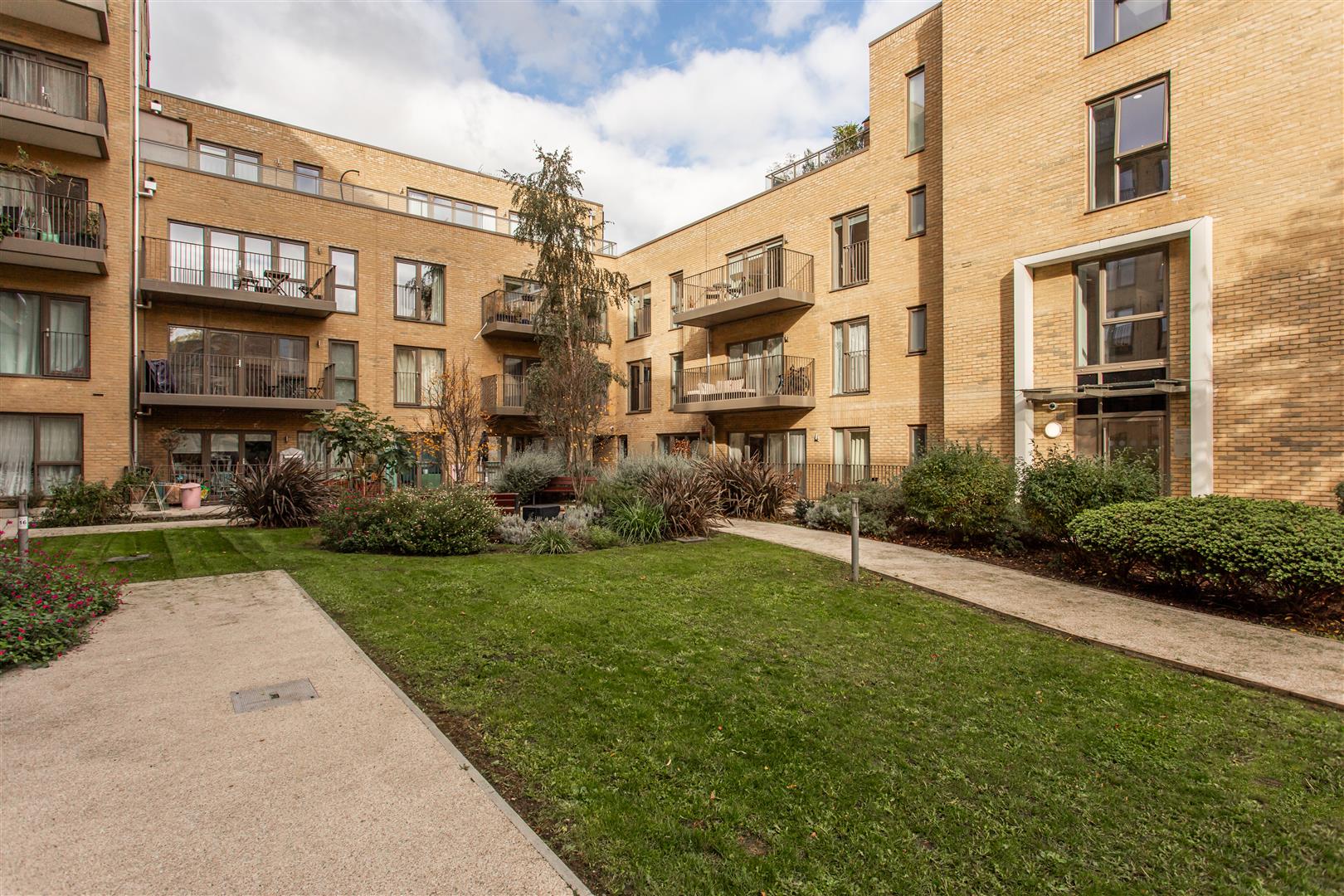 St. Clements Avenue, Mile End